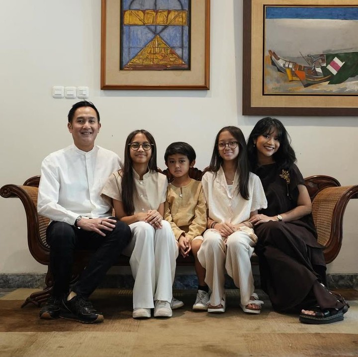 <p>Pada momen Lebaran tahun ini, Aldi dan keempat anaknya menghabiskan waktu bersama. Aldi merayakan Hari Raya Idul Fitri bersama anak dan keluarga besarnya. Di Lebaran tahun sebelumnya, potret kebersamaan Aldi dan keempat anaknya juga terekam dan dibagikan ke media sosial. (Foto: Instagram @adirakania)</p>