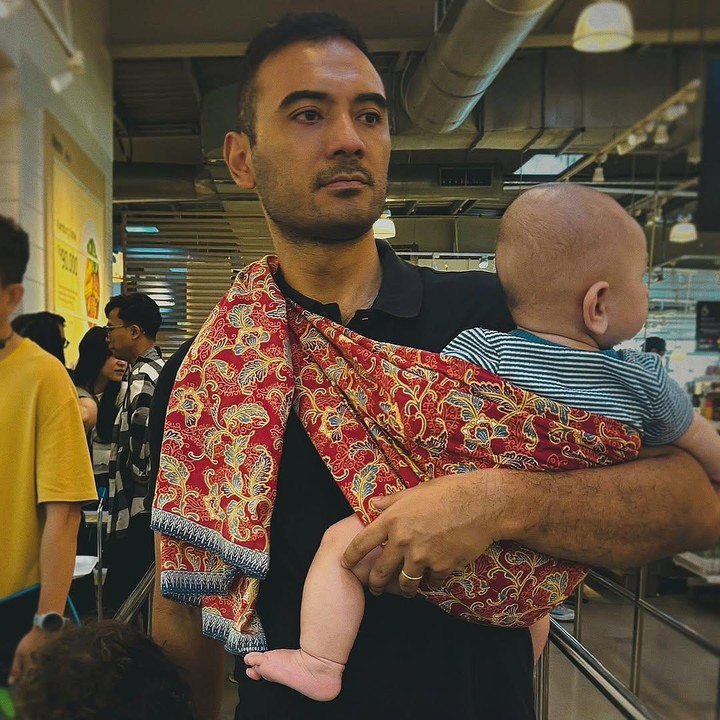 <p>Unggahan terbaru yang menjadi perbincangan, yakni saat Ario Bayu menggendong anak keduanya di salah satu tempat perbelanjaan, Bunda. Ario tampak menggunakan kain jarik untuk menggendong anak bungsunya. (Foto: Instagram @bayu_ario)</p>