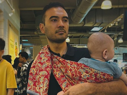 Ario Bayu Gendong Anak Pakai Kain Jarik di Tempat Umum Bikin Ramai Netizen, Simak Potretnya