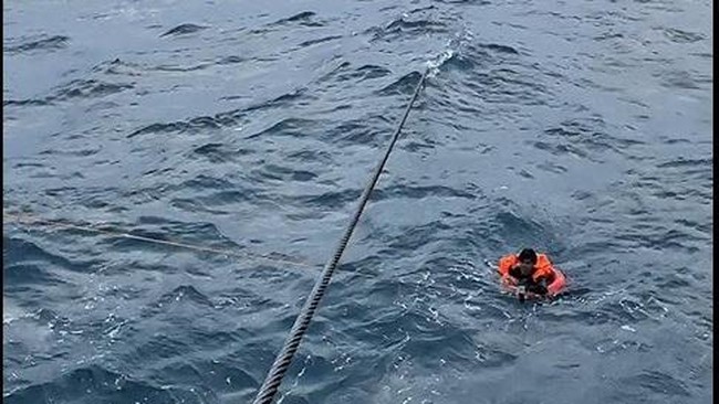 Perwira PHE OSES berhasil menyelamatkan tiga nelayan yang hanyut di perairan Kepulauan Seribu, wujud komitmen keselamatan dan kemanusiaan.