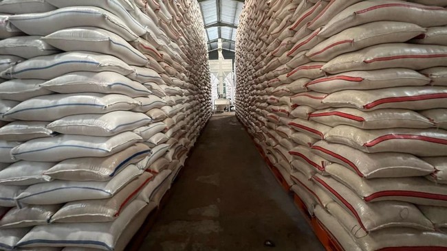 Puluhan warga korban banjir dan longsor melakukan penjarahan di Gudang Bulog Sarudik, Kota Sibolga, Sumatra Utara.