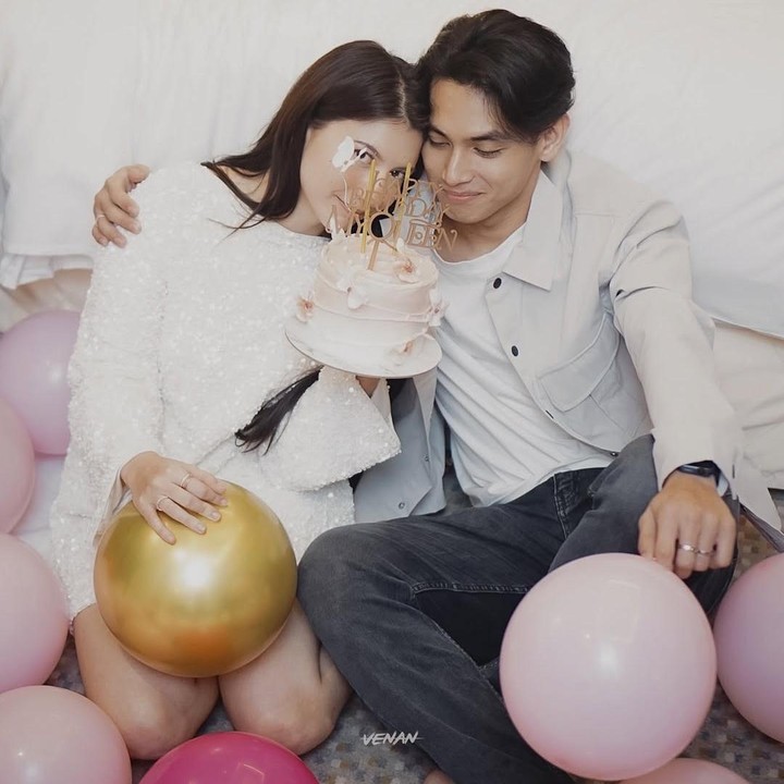 <p>Cassandra mengungkap perasaan bahagianya bisa merayakan ulang tahun dikelilingi orang tercinta dan setelah resmi berstatus istri. "Cassie waktu kecil gapernah akan pernah nyangka umur 23 akan ketemu <em>soulmatenya</em> dan umur 24 akan ngerayain ulang tahun dengan suami dan tetap dirayain orang2 tersayang," ungkap Cassandra. (Foto: Instagram @cassandraslee)</p>
