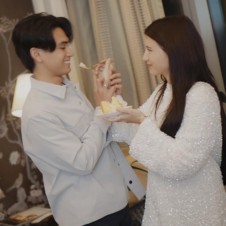 <p>Dalam salah satu potret di hari ulang tahunnya, Cassandra membagikan momen romantis bersama suaminya Ken. Perempuan berdarah Inggris ini terlihat memberikan suapan kue ulang tahunnya untuk sang suami. (Foto: Instagram @cassandraslee)</p>