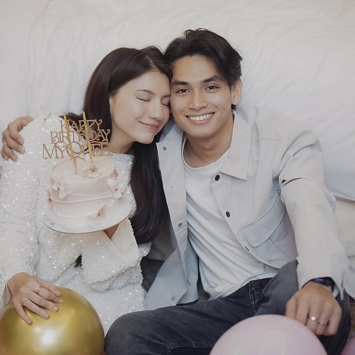 <p>Hampir setahun menikah, Cassadra kerap membagikan foto romantisnya bersama sang suami di media sosial. Pada Maret lalu, Cassadra membagikan potret perayaan ulang tahunnya yang ke-24 bersama Ken. Perempuan kelahiran Jakarta ini mendapatkan kejutan ulang tahun dari suami dan keluarganya. "Makasih ya sayang udah atur dan rencanain ini semua dan selalu tau apa yang aku suka dan butuh, ga sabar ngerayain semua ulang tahun yang akan datang sama kamu," tulisnya di Instagram. (Foto: Instagram @cassandraslee)</p>