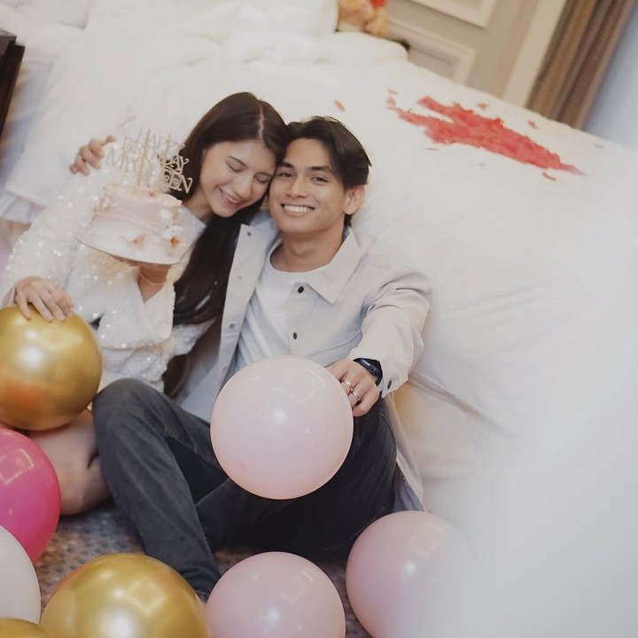 <p>Pernikahan Cassandra dan Ken sempat mengejutkan publik. Pasalnya, pasangan ini tidak pernah mengungkap rencana pernikahan. Cassandra tiba-tiba mengunggah foto-foto pernikahannya dengan Ken yang dilangsungkan di gereja dan hanya dihadiri oleh orang-orang terdekat, Bunda. (Foto: Instagram @cassandraslee)</p>