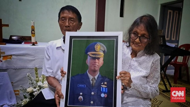 Ayah Kolonel Cpl Antonius Hermawan, Johanes Sugiarto mengaku bangga anaknya bisa jadi perwira TNI. Kebanggaan itu jadi pukulan berat saat Hermawan gugur.