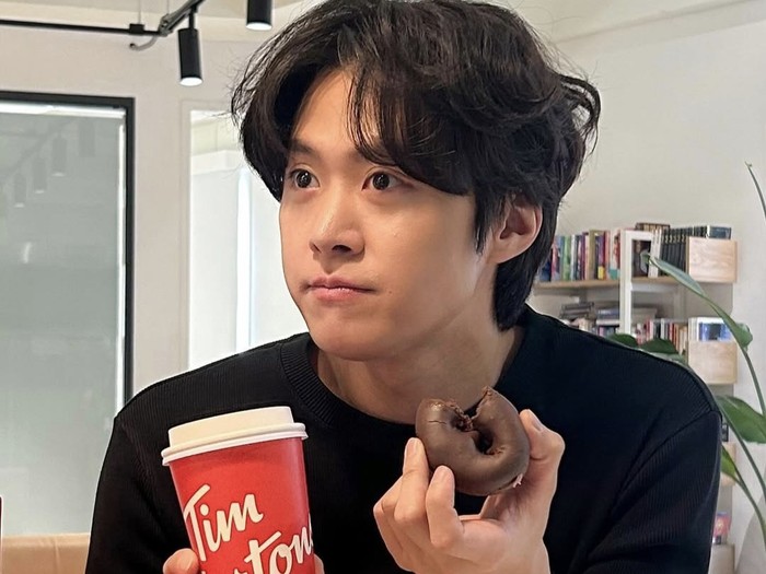 Fun fact! Gong Myung merupakan nama panggung. Pria yang memiliki tinggi 183cm ini lahir dengan nama Kim Dong Hyun./ foto: instagram.com/0myoung_0526