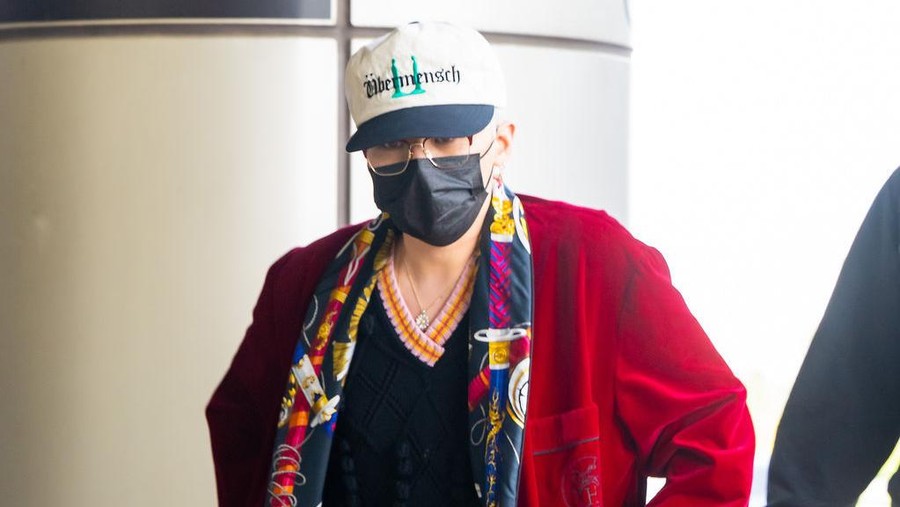 Gaya G-Dragon BIGBANG pakai bathrobe ke bandara
