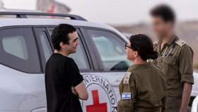 FOTO: Sandera AS-Israel Dibebaskan Usai Ditahan Hamas 19 Bulan