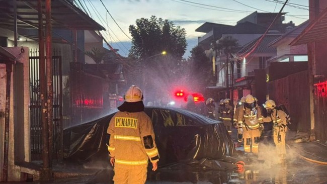 BYD Seal yang tengah parkir di Jalan Katalis, Kota Bambu Utara, Palmerah, Jakarta Barat tiba-tiba mengeluarkan asap disertai api, Selasa (13/5) pagi.