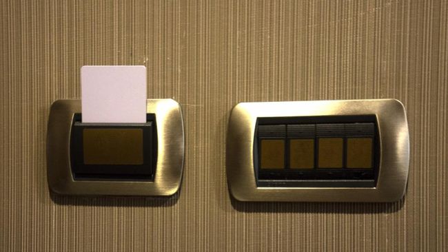 Dalam banyak hotel, key card dibutuhkan untuk menyalakan lampu kamar. Tapi, sebenarnya lampu kamar hotel bisa dinyalakan tanpa key card. Bagaimana caranya?