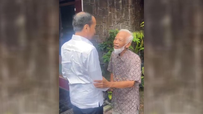 Presiden ke-7 RI Joko Widodo mengunjungi kediaman dosen pembimbingnya saat berkuliah di Fakultas Kehutanan UGM yang bernama Kasmudjo pada Selasa (13/5).