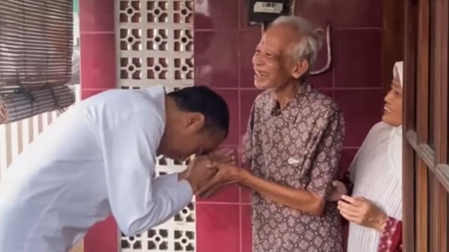 Jokowi Kunjungi Dosen Pembimbing Kasmudjo di Tengah Isu Ijazah Palsu Jokowi mengunggah video momen kunjungannya ke rumah dosen pembimbing akademik bernama Kasmudjo di akun media sosialnya.