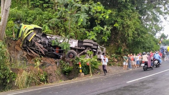 Truk semen yang mengalami rem blong terguling. Tak ada korban jiwa dalam kejadian kali ini. Pekan lalu 12 orang tewas dalam kecelakaan truk menabrak angkot.