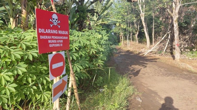 Ketua Komisi I DPR RI Utut Adianto mengatakan instalasi militer milik Tentara Nasional Indonesia (TNI) seharusnya berada dalam lokasi yang jauh dari sipil.