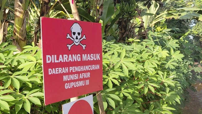 Warga di lokasi ledakan amunisi di Garut menyatakan kerabatnya yang tewas dalam ledakan amunisi itu telah bekerja dengan TNI selama puluhan tahun.