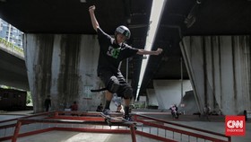 FOTO: Berseluncur Asyik di Lintasan Skate Kolong Flyover Slipi