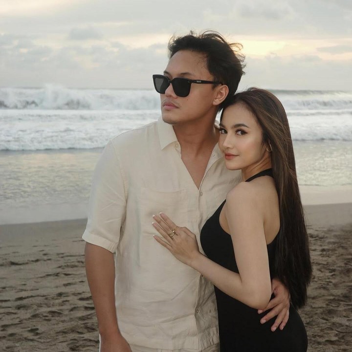 <p>Di hari ulang tahun pernikahan ini, Rizky Febian juga tak lupa menuliskan <em>caption</em> romantis untuk istrinya, Bunda. "365 hari, tawa yang tak terhitung jumlahnya, dan begitu banyak alasan untuk bersyukur—karena aku menghabiskan semuanya bersamamu. Selamat ulang tahun yang pertama, istriku," tulisnya. Perlu diketahui, Mahalini dan Rizky Febian resmi menikah pada 10 Mei 2024. Pada 15 Februari 2025, pasangan ini dikaruniai anak pertama berjenis kelamin perempuan bernama Zairee Selina Quinlyn Kareema Febian. Di (Foto: Instagram @mahaliniraharja/ @rizkyfbian)</p>