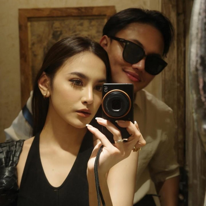 <p>Pasangan penyanyi Mahalini dan Rizky Febian tengah merayakan <em>anniversary</em> pernikahan pertama mereka saat mudik ke Bali. Ya, Pulau Dewata merupakan kampung halaman Mahalini, Bunda. (Foto: Instagram @mahaliniraharja/ @rizkyfbian)</p>