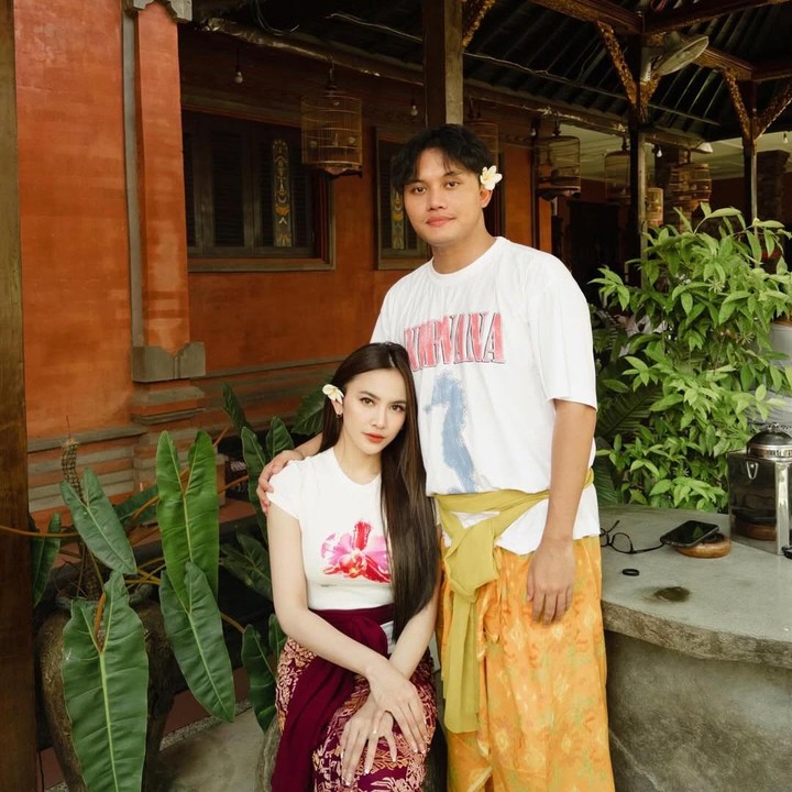 <p>Melalui unggahan di Instagram, Mahalini dan Rizky Febian membagikan momen romantis selama merayakan ulang tahun pernikahan yang pertama. Rizky Febian mengunggah foto bersama sang istri saat kompak mengenakan kaos putih dengan kain Bali dan bunga kamboja yang disematkan di telinga. "Bali <em>vibes</em>," tulis ayah satu anak ini. (Foto: Instagram @mahaliniraharja/ @rizkyfbian)</p>