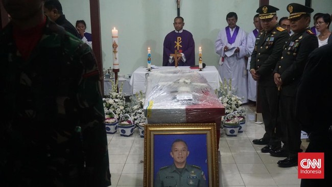 Keluarga Kolonel Cpl Antonius Hermawan, salah satu korban ledakan amunisi di Garut menggelar doa Katolik sebelum pemakaman.