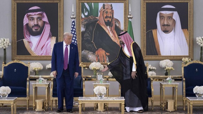 Trump awali kunjungan negara Teluk dengan mengunjungi Arab Saudi sampai milisi Kurdi PKK bubar usai 40 tahun memberontak di Turki.