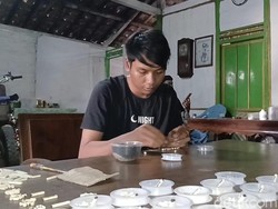 Kreatif! Pemuda Lamongan Sulap Gulma Jadi Gelang Balita Tolak Sawan