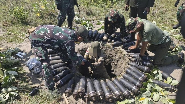 TNI AD membantu pemakaman 13 korban tewas ledakan pemusnahan amunisi di Garut.