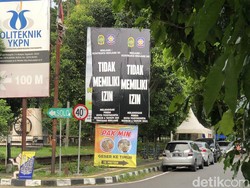 Belasan Papan Reklame Ilegal di Kota Jogja Ditertibkan