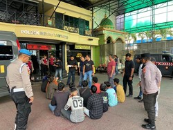 Polisi Tangkap 14 Jukir Liar-Pak Ogah yang Resahkan Masyarakat di Jakbar