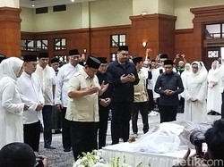 Prabowo Melayat Jenazah Eks Wagub DKI Eddie Nalapraya di Padepokan Silat TMII