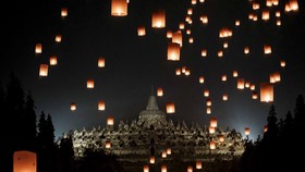 FOTO: Binar Ribuan Lampion Terangi Langit Malam Borobudur saat Waisak