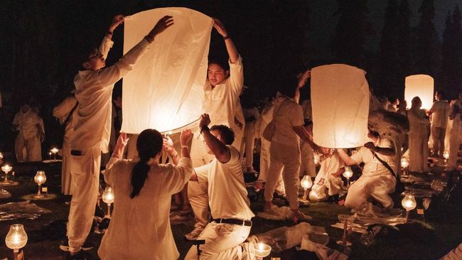 Foto umat Buddha melepas lampion di Candi Borobudur pada 12 Mei 2025, sebagai salah satu tradisi umat Buddha saat Hari Raya Waisak.