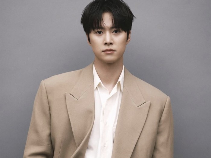 Sebelumnya, Gong Myung dikenal sebagai anggota dari grup 5URPRISE bersama aktor Fantagio lain. Uniknya, grup ini sengaja dipersiapkan untuk fokus ke jalur akting dan variety show./ foto: instagram.com/0myoung_0526