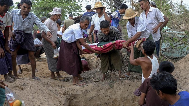 Junta militer Myanmar dilaporkan membombardir sebuah rumah sakit di Mrauk-U, Negara Bagian Rakhine, hingga menewaskan lebih dari 30 orang pada Rabu (10/12).