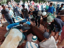 Video: Tangis Histeris Warnai Pemakaman Iyus-Anwar Korban Ledakan Amunisi