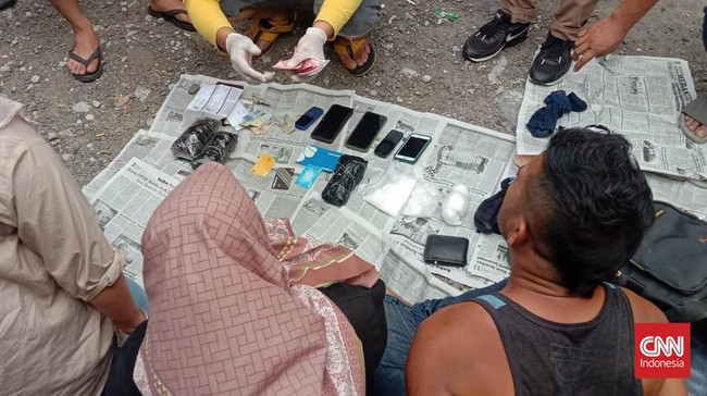 Tiga penumpang Bus ALS ditangkap BNNP Sumbar diduga membawa 1,5 kg sabu. Mereka diancam hukuman maksimal pidana mati.