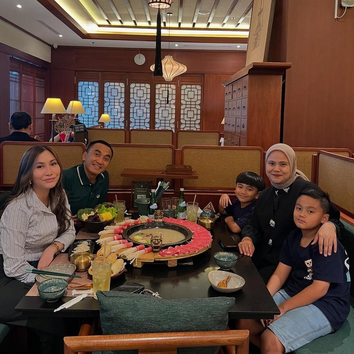 <p>Bahkan, Alea dan sang ayah sering kali menghabiskan waktu bersama seperti foto yang belum lama ini diunggah ayahnya di akun Instagram. Rico membagikan beberapa momen saat mengajak keluarganya jalan-jalan bersama Alea. (Foto: Instagram@rico_cepero)</p>