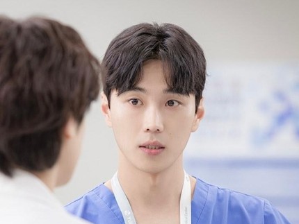 Jadi Dokter IGD di Resident Playbook, Ini 5 Potret Seo Yi Seo di Kehidupan Sehari-hari