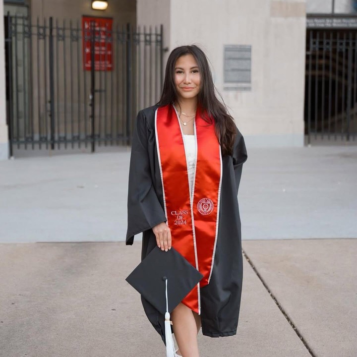 <p>Usut punya usut, Alea yang telah menginjak usia 22 tahun itu ternyata sudah menyelesaikan masa perkuliahannya di luar negeri. Ia diketahui pernah menjalani pendidikan perguruan tinggi di Ohio State University dan lulus pada Mei 2024. (Foto: Instagram@aleamalakiano)</p>