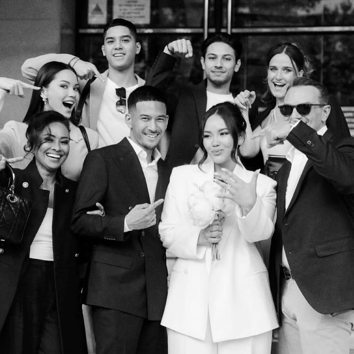 <p><em>Postingan</em> itu pun langsung diramaikan komentar netizen yang turut mengucapkan selamat. Namun, tak sedikit juga mereka yang salah fokus dengan visual keluarga Alyssa. “Visual keluarga nya,” tulis akun <em>@kautsarmang****.</em> “Gilaaaa visual keluarga nyaa,” tulis akun <em>@annisa_safit****. </em>(Foto: Instagram@alyssadaguise)</p>