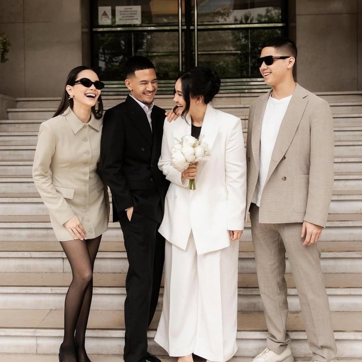<p>Alyssa dan Al pun turut mengabadikan foto bersama kedua pengantin. Perempuan 27 tahun ini melengkapi <em>postingan</em> itu dengan ucapan untuk sang kakak. “Untuk kakak perempuanku yang cantik dan adik laki-laki baruku di dalam hatiku…Semoga cintamu menerangi setiap hari dalam hidupmu. Keluarga kita menjadi semakin cantik,” tulisnya, dikutip dari laman<em> Instagram@alyssadaguise,</em> Rabu (14/5/2025). (Foto: Instagram@alyssadaguise)</p>