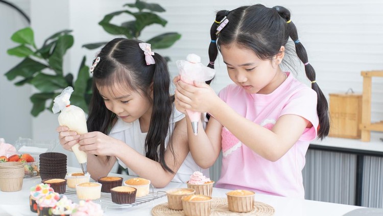 Anak dekorasi cupcake