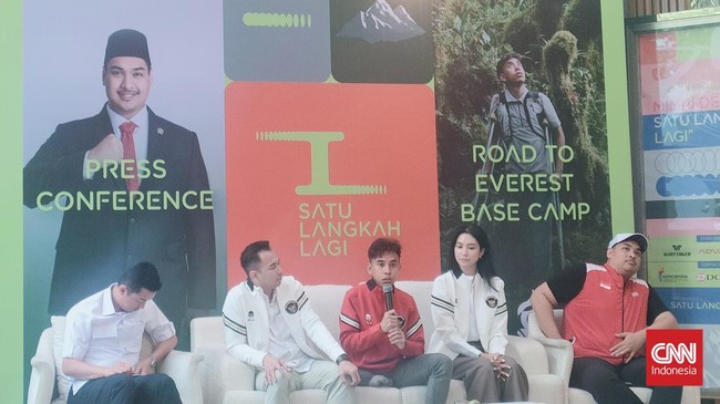 Kampanye 'Satu Langkah Lagi', Pendaki Disabilitas ke Base Camp Everest Anggi Wahyuda, seorang pendaki disabilitas, akan mengkampanyekan 'Satu Langkah Lagi' dengan mendaki ke base camp Gunung Everest.