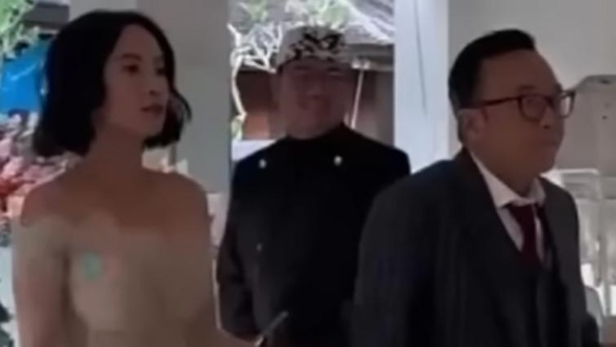 Ari Lasso datang dengan Dearly Joshu di kondangan Luna Maya&period;