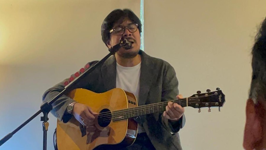 Bilal Indrajaya kembali dengan EP Dua Dunia yang rilis 16 Mei 2025. Album ini mengisahkan kerinduan dan tribute untuk Ade Paloh.