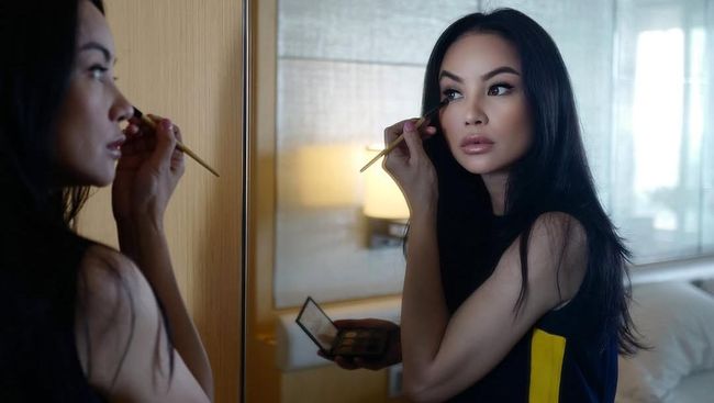 7 Pesona Dearly Djosua Sosialita yang Jadi Gandengan Ari Lasso di Nikahan Luna Maya