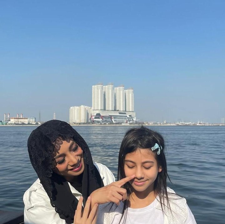 <p>Penyanyi cantik Siti KDI dikaruniai seorang putri bernama Elif Kayla Perk usai menikah dengan pria Turki bernama Cem Junet Perk. Setelah bercerai, kini Siti fokus membesarkan Elif seorang diri dan kembali ke Indonesia. (Foto: Instagram: @siti_perk)</p>