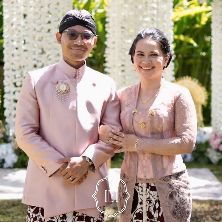 <p>Saat prosesi siraman, Elodie tampil memesona dengan riasan rambut disanggul dan dress kebaya merah muda. Elodie tampil serasi dengan suaminya yang mengenakan setelan Jawa lengkap. (Foto: Instagram: @elodie_bouttier)</p>