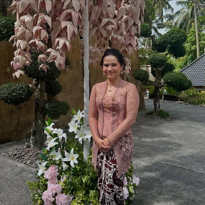 <p>Sosok adik Maxime Bouttier, Elodie, mencuri perhatian di pernikahan sang kakak dengan Luna Maya. Elodie terlihat mendampingi kakaknya selama proses nikah, mulai dari siraman hingga resepsi. (Foto: Instagram @elodie_bouttier)</p>